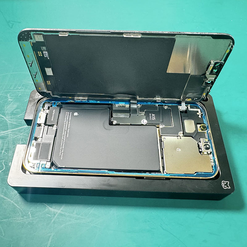 разобранный iPhone 13 Pro Max.
