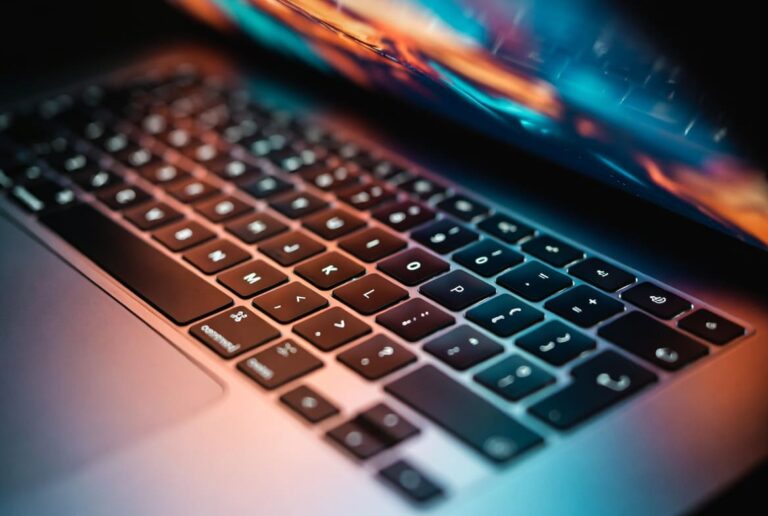 Проблемы с клавиатурой MacBook: почему клавиши залипают, не работают и как это исправить